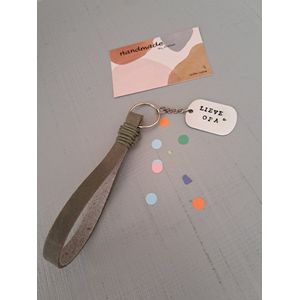 By_Evelien Stoere Leren Sleutelhanger Lieve Opa- Graveren - Geboorte aankondiging - Army Green - Liefste Opa - Opi - Vaderdag