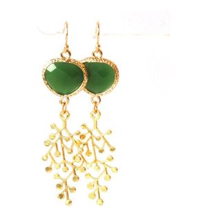 Oorbellen met groene crystal en goldplated hanger, lengte 6 cm