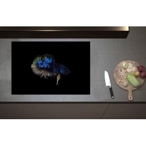 Inductieplaat Beschermer - Blauwe Vis op Zwart Oppervlak - 80x55 cm - 2 mm Dik - Inductie Beschermer - Bescherming Inductiekookplaat - Kookplaat Beschermer van Zwart Vinyl