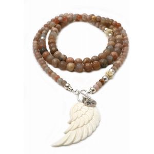 Heaven Eleven ketting natuursteen Sunstone met een vleugel hart van hertegewei