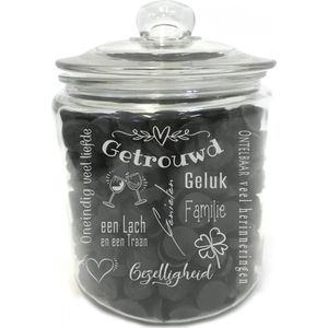 Grote snoeppot /koekpot (zonder drop) met tekst gravure GETROUWD. Zonder drop. Cadeau-bruiloft-trouwdag. Dik sterk glas. Het formaat is 25cm incl. deksel, 19cm doorsnede, inhoud 3,8 liter.