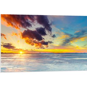 WallClassics - PVC Schuimplaat - Zonnestralen door Meerkleurige Lucht boven het Water - 90x60 cm Foto op PVC Schuimplaat (Met Ophangsysteem)