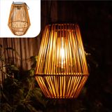Gadgy Solar Tuinverlichting Rattan Bruin - Tuinverlichting op Zonne Energie - Solar Tafellamp met USB-aansluiting - Buitenlamp Tuinbeeld - Tuinlantaarn met Dag/Nacht Sensor - Verlichting voor Buiten - Lantaarn Tuin