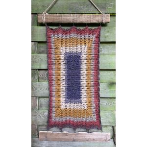 WANDKLEED - HANDMADE - GEHAAKT - LACEY COLOR - INCLUSIEF 2 STOERE OPHANG-PLANKEN - 105 X 60 CM.