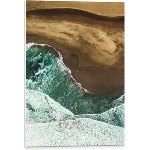 PVC Schuimplaat- Bovenaanzicht van Wilde Zee Aanstromend op Donkerkleurig Strand - 40x60 cm Foto op PVC Schuimplaat