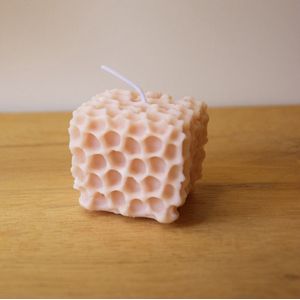 Honingraat kaars - Honeycomb candle - 5x5 cm - roze - handgemaakt - koolzaadwas