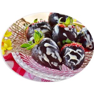 PVC Schuimplaat Ovaal - Aardbeien met Chocolade op Glazen Schaaltje - 40x30 cm Foto op Ovaal (Met Ophangsysteem)