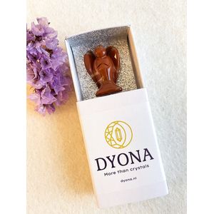Dyona - Edelstenen engel in doosje - Rode jaspis - Edelsteen - Incl. briefje met betekenis - Aarden - Wilskracht - Bescherming - Beschermengel - Spiritueel cadeau - Glitterdoosje