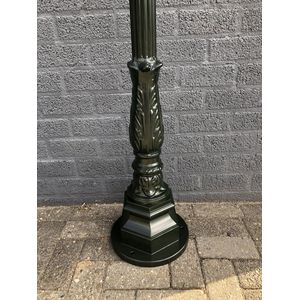 Buitenlamp, lantaarn met keramische fitting en glas, gegoten aluminium paal, groen, met koperen XL vierkante kap, hoog 250 cm.
