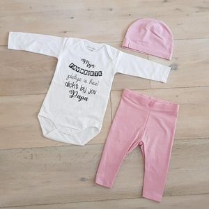 Baby Meisjes Setje 3-delig cadeau geboorte  newborn | maat 62-68 | roze mutsje roze broekje en witte romper lange mouw tekst zwart mijn favoriete plekje is heel dicht bij jou papa | Bodysuit | Huispakje | Kraamkado | Gift Set