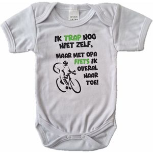 Witte romper met ""Ik trap nog niet zelf, maar met opa fiets ik overal naar toe!"" - maat 56 - fietsen, wielrennen, cadeautje, kraamcadeau, grappig, geschenk, baby, tekst