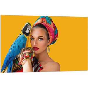 Vlag - Vrouw met Papegaai Gekleed in Kleurrijke Kleding en Make up - 105x70 cm Foto op Polyester Vlag