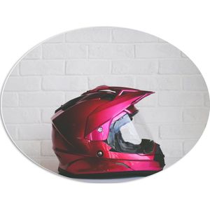 PVC Schuimplaat Ovaal - Roze Motor Helm voor Witte Bakstenen Muur - 56x42 cm Foto op Ovaal (Met Ophangsysteem)