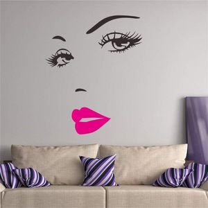 Mooie vrouw gezicht en rode lippen muursticker - woonkamer slaapkamer decoratie - vrouwelijke schoonheid .