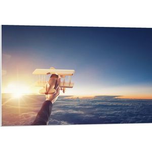 PVC Schuimplaat- Zweefvliegtuig in Hand boven de Wolken bij de Felle Zon - 90x60 cm Foto op PVC Schuimplaat