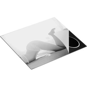 Chefcare Inductie Beschermer Vrouw in Bed klaar voor Seks - Erotiek - Zwart Wit - 60x52 cm - Afdekplaat Inductie - Kookplaat Beschermer - Inductie Mat