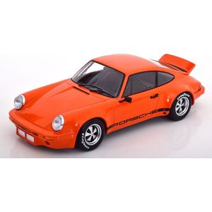 Het 1:18 Diecast-model van de Porsche 911 3.0 RSR Carrera Coupé uit 1974 in oranje. De fabrikant van het schaalmodel is Werk83. Dit model is alleen online beschikbaar