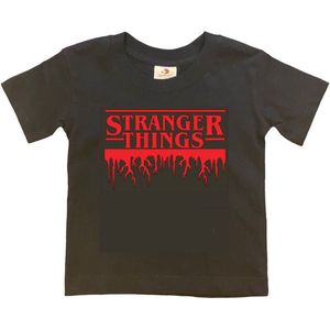 STRANGER THINGS T-shirt Zwart met rode Opdruk (maat 98/104)