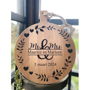 Creaties van Hier - Serveerplank - Getrouwd - Mr en Mrs met Rand - Gepersonaliseerd Cadeau - Hout - 30 cm