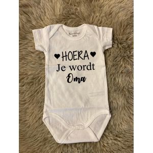 Baby Rompertje met Tekst HOERA! Je wordt oma Korte Mouw | Cadeau voor Zwangerschap | Bekendmaking | Aankondiging Zwangerschap | Aanstaande Moeder | Moederdag