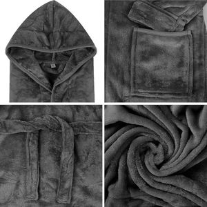 Damesbadjas met capuchon, gemaakt van zachte pluizige fleece, ook wel bekend als een kamerjas.