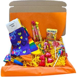 Cadeau box – Pride - Regenboog - Gay – Gefeliciteerd - Verrassings Pakket – Verjaardag - Gift box - Grappig - Cadeau voor vrouw man – Kado – Sokken - Verjaardags cadeau – Jarig -Geschenkdoos –LuckyDay Socks - Maat 41-45