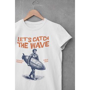 Shirt - Let's Catch The Wave - Outdoor Goeroe | Avontuur | Buitensport | Natuur | Wandelen | Mountainbike | Klimmen | Outdoor | Kamperen | Boulderen | Wit