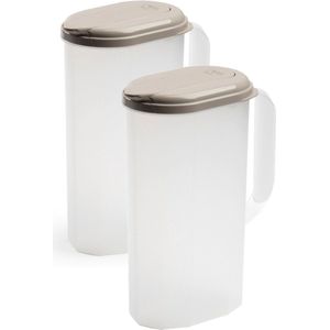 2x stuks waterkan/sapkan transparant/taupe met deksel 2 liter kunststof - Smalle schenkkan die in de koelkastdeur past