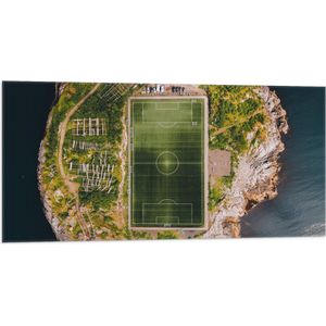 Vlag - Bovenaanzicht van het Henningsvaer Voetbal Stadion in Noorwegen - 100x50 cm Foto op Polyester Vlag