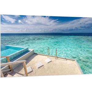 PVC Schuimplaat - Zwembad boven Tropisch Blauwe Zee in Luxe Vakantieverblijf - 150x100 cm Foto op PVC Schuimplaat (Met Ophangsysteem)