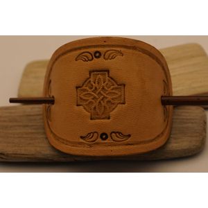 Haarspeld van leer + haarstok hout keltische kruis - mooie keltische haarspelden - leren haarspelden - handgemaakte leren haarspelden - handmade haarspeld - haarspeld kort haar - haarspeld voor knot - haarspeld stevig - haarspeld dik haar - haarspeld