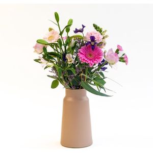 Bouquet pink cloud | flowers in mixed pink colors | 50cm length bouquet pink cloud with vase x rituals ayurveda foaming showergel
