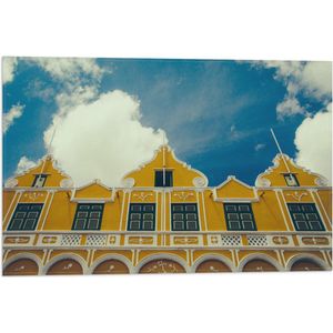 WallClassics - Vlag - Geel Gebouw - Curacao - 60x40 cm Foto op Polyester Vlag
