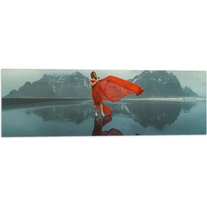 Vlag - Vrouw in Sierlijk Rode Jurk Dansend op het IJs in Berglandschap - 90x30 cm Foto op Polyester Vlag