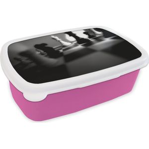 Broodtrommel Roze - Lunchbox - Brooddoos - Een schaakbord met vele stukken - zwart wit - 18x12x6 cm - Kinderen - Meisje