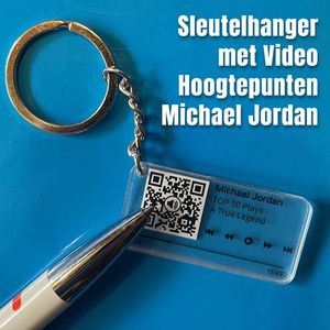 Allernieuwste.nl® QR Sleutelhanger Basketbal Legend MICHAEL JORDAN - Video met Alle Topwedstrijden - QR code Geschenk Idee Cadeau Basketbal-fan - Beeld en Geluid Gadget - MU04 Sinterklaas Cadeau