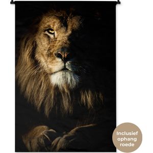 Wandkleed Dieren - Close-up van een leeuw op een zwarte achtergrond Wandkleed katoen 90x135 cm - Wandtapijt met foto