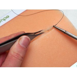 EduStitch - Hechtpad met houder - PRO - leer zelfstandig hechten - leren hechten - kunsthuid - chirurgische vaardigheden - hechtset - hechtmateriaal - professional - transcutaan en intracutaan