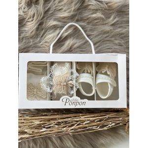 Babyaccessoires-geschenken set -geschenkdoos-doopsel-haarband-pantoffels-panty-babymeisjes-doopsel-kraamcadeau-beige-vlindermotief- tule parels-0 tem 6 maanden