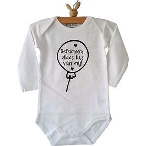 Baby Rompertje unisex Gefeliciteerd dikke kus van mij voor mama papa opa oma oom of tante  | Lange mouw | wit | maat 74-80