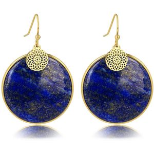 *Grote goudkleurige oorbel Lapis Lazuli 40mm - Goudkleurige ronde oorbel met Lapis Lazuli edelsteen en goudkleurige bedel met bloemmotief - Met luxe cadeauverpakking