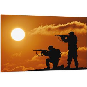 Vlag - Silhouet van Twee Soldaten op Berg bij de Felle Zon - 120x80 cm Foto op Polyester Vlag