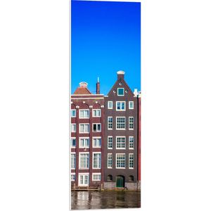 PVC Schuimplaat- Traditionele Amsterdamse Grachtenpanden onder Helderblauwe Lucht - 30x90 cm Foto op PVC Schuimplaat