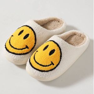 Smiley pantoffels valt klein - sloffen dames en heren - smiley sloffen - Maat 39/40