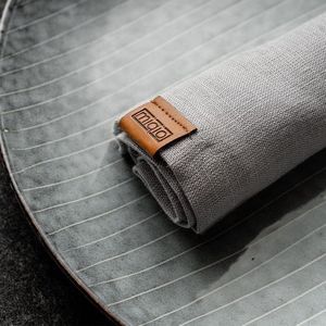Design stoffen servetten van 100% Frans linnen - set van 6 servetten stof - wasbaar op 60° - 45x45 linnen servetten - label van echt leeg (lichtgrijs)