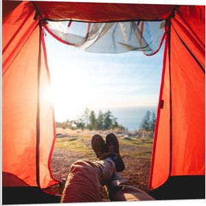 PVC Schuimplaat - Uitzicht op Oceaan vanuit Rode Tent op Berg - 80x80 cm Foto op PVC Schuimplaat (Met Ophangsysteem)