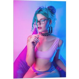 Vlag - Vrouw in Bikini bij Paars met Blauw Licht - 40x60 cm Foto op Polyester Vlag