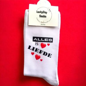 Alles is Liefde - Valentijn - Love - Hou van je - Verjaardag - Gift - Valentijns cadeau - Sokken met tekst - Witte sokken - Cadeau voor vrouw en man - Kado - Sokken - Verjaardags cadeau voor hem en haar - Verliefd - Vaderdag - Moederdag - LuckyDay So