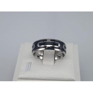 RVS ring met gedeeltelijk zwart gecoat Bolle uit gegraveerde -I-, maat 22, deze ring is zowel geschikt voor dame of heer in de kleur zilver en zwart.