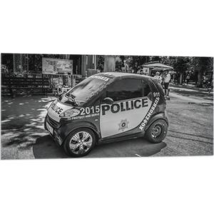 Vlag - Kleine Politieauto Geparkeerd (Zwart-wit) - 100x50 cm Foto op Polyester Vlag